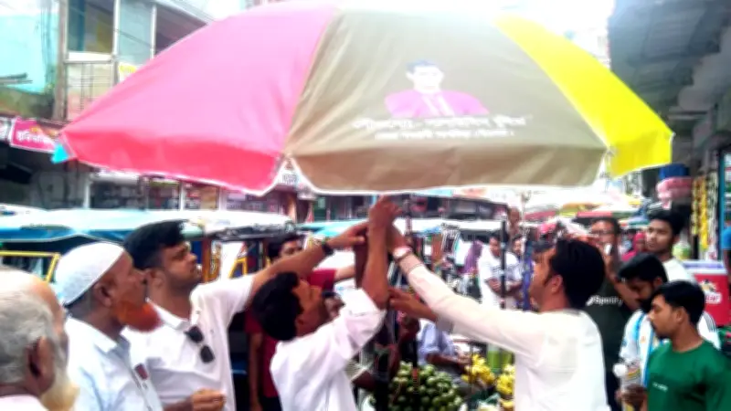 আখাউড়ায় হকারদের ছাতা দিলেন মেয়র প্রার্থী সালাউদ্দিন