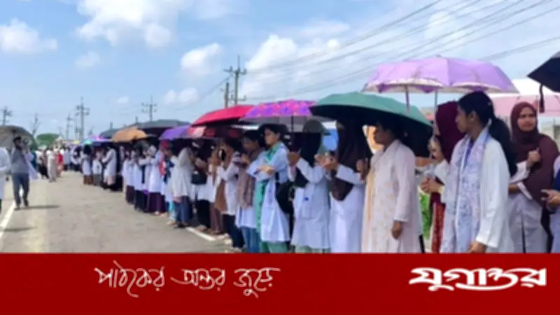 হাসপাতাল চালুর দাবিতে সুনামগঞ্জ-সিলেট মহাসড়ক অবরোধ মেডিকেল শিক্ষার্থীদের