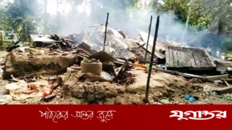অটোচালক হত্যায় অভিযুক্তের বাড়িতে আগুন দিল বিক্ষুব্ধ জনতা