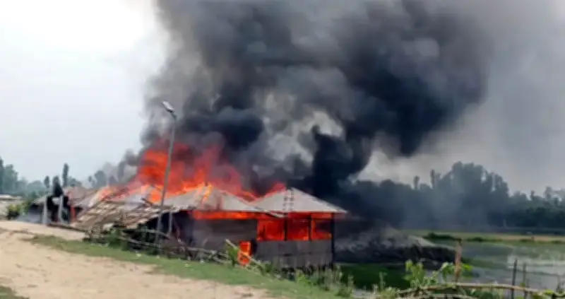 গাইবান্ধায় শিশু ধর্ষণচেষ্টার অভিযোগে রেস্তোরাঁয় আগুন দিল ক্ষুব্ধ জনতা