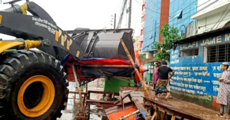 যাত্রাবাড়ীতে ফুটপাত দখলমুক্ত করতে ভ্রাম্যমাণ আদালতের অভিযান