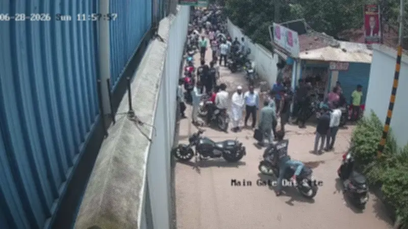গাজীপুরে ঝুট ব্যবসা দখলে মোটরসাইকেল মহড়া, বিদেশি ক্রেতা অবরুদ্ধ