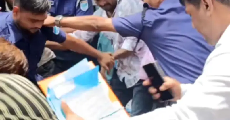 নারায়ণগঞ্জে হত্যা মামলার আসামি শরীফকে আদালতে নেওয়ার সময় পিটুনি