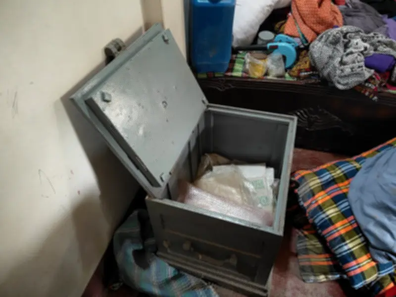 সিরাজগঞ্জে পুরোনো লোহার সিন্দুক ভেঙে টাকা ও স্বর্ণালংকার চুরি
