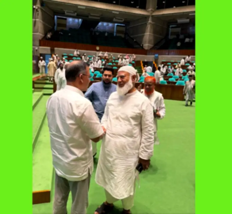 সংসদে বিরোধী দলীয় নেতার সাথে প্রধানমন্ত্রী তারিকের শুভেচ্ছা বিনিময়