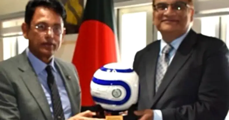 পাকিস্তানের উপহার: বাংলাদেশের স্কুলে বিতরণের জন্য ১ হাজার ফুটবল