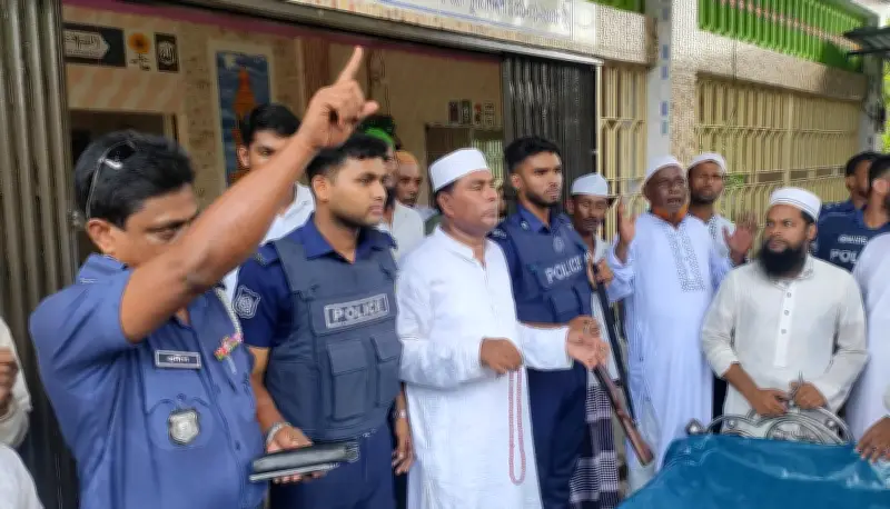প্যারোলে মুক্তি পেয়ে হাতকড়া পরে মায়ের জানাজায় অংশ নিলেন স্বেচ্ছাসেবক লীগ নেতা
