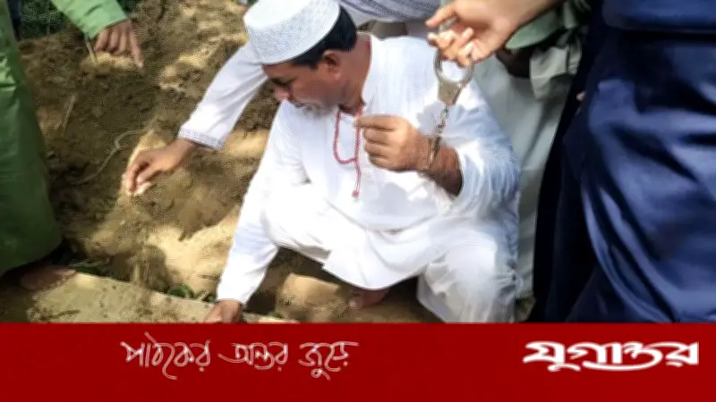 প্যারোলে মুক্তি পেয়ে হাতকড়া পরা অবস্থায় মায়ের জানাজায় স্বেচ্ছাসেবক লীগ নেতা