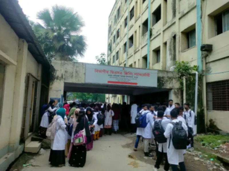 রংপুরে রোগীর মৃত্যুকে ঘিরে স্বজনদের হামলা, লাশ আটকে জরুরি বিভাগ বন্ধ