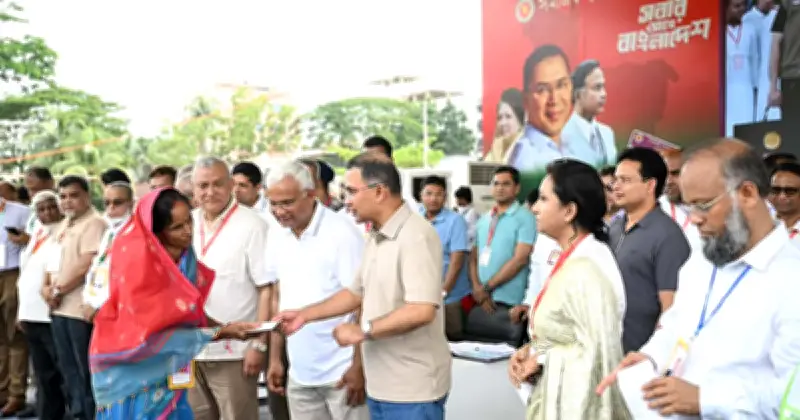 মৌলভীবাজারে ফ্যামিলি কার্ড বিতরণ ও গাছ রোপণ করলেন প্রধানমন্ত্রী