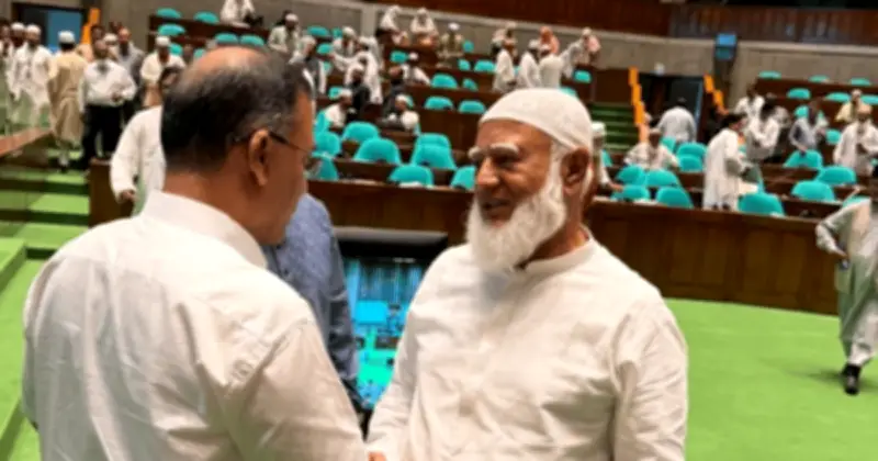 সংসদে প্রধানমন্ত্রী ও বিরোধীদলীয় নেতার শুভেচ্ছা বিনিময়