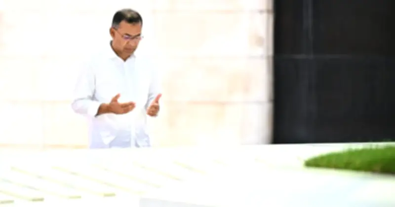 দেশে ফিরে বাবা-মায়ের কবর জিয়ারত করলেন প্রধানমন্ত্রী তারেক রহমান