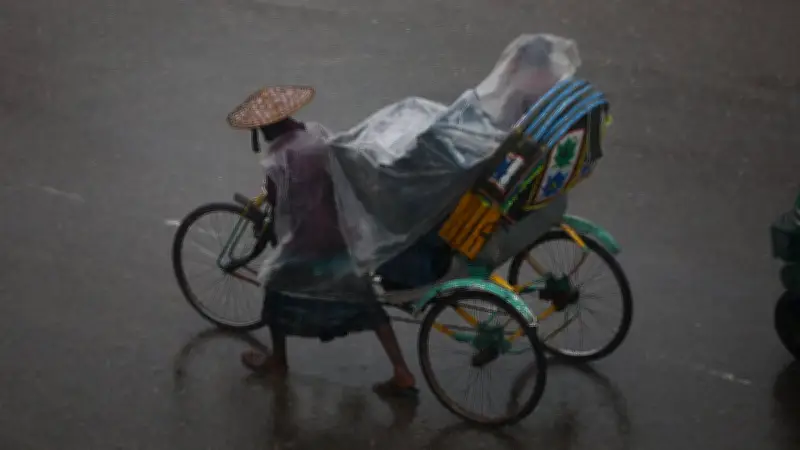 রাজধানীতে অপরাধ প্রতিরোধে মতিঝিলে যানবাহন তল্লাশি জোরদার
