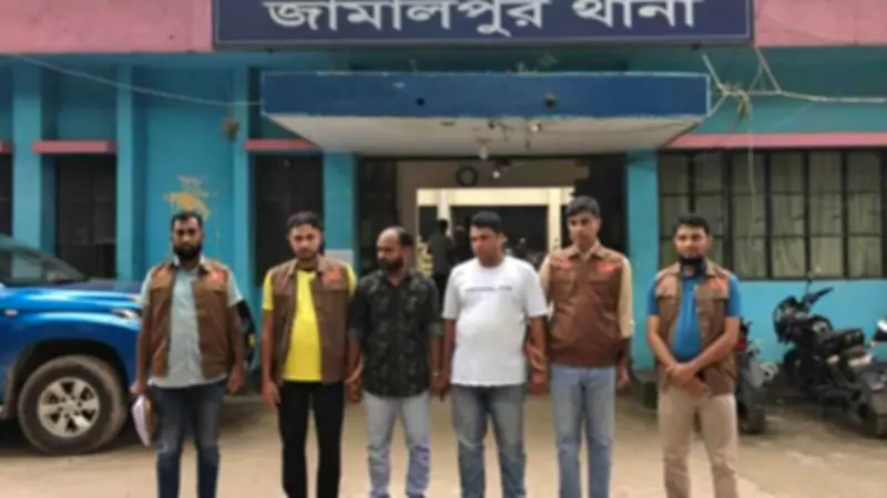 পুলিশে চাকরির প্রলোভন দেখিয়ে প্রতারণা, গ্রেপ্তার ২