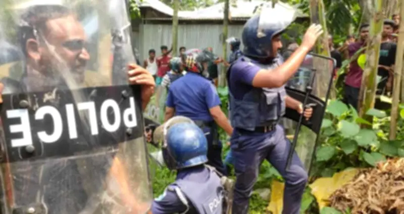 লালমনিরহাটে পুলিশের বহরে হামলা, আহত ১৮