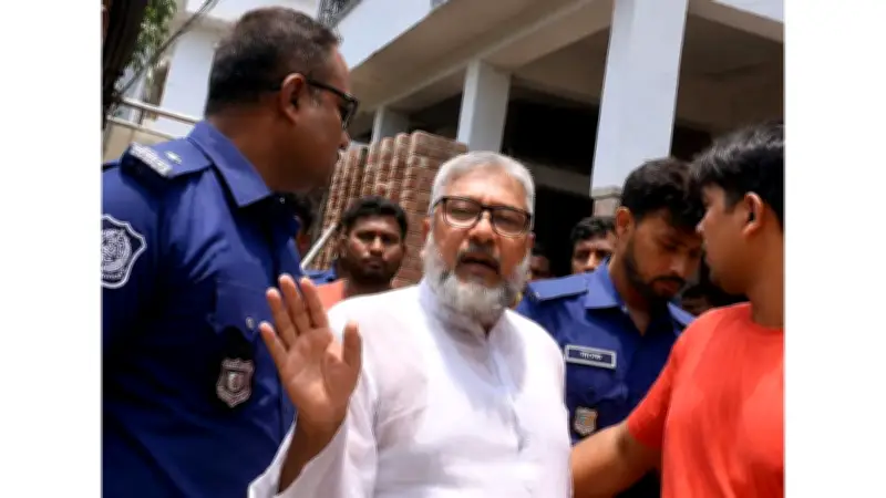 আ.লীগ নেতার বাড়িতে পুলিশের অভিযান, স্বজনদের বাধায় রক্ষা ফিসারির পাড়ে গাঁজা চাষ, তোলপাড়