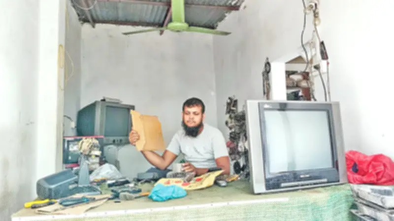 গরমে লোডশেডিং বেড়ে গ্রামাঞ্চলে বিদ্যুৎ সংকট, বিশ্বকাপ দেখতে না পেরে ক্ষোভ