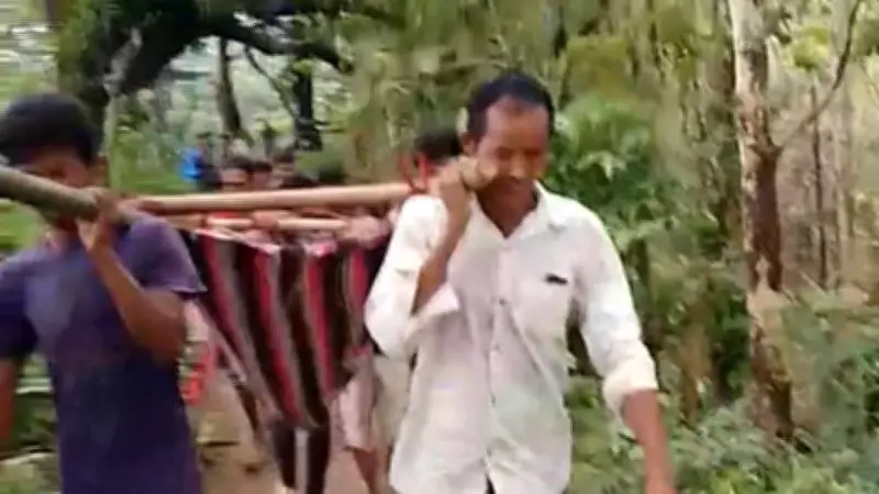 বাঁশের মাচায় প্রসূতিকে হাসপাতালে নেওয়ার ভিডিও ভাইরাল