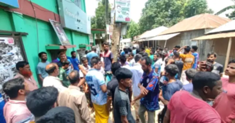সিরাজগঞ্জের রায়গঞ্জে বিদ্যুৎ বিভ্রাটের প্রতিবাদে অবরোধ ও বিক্ষোভ