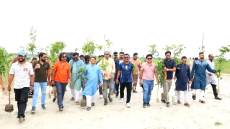 প্রথম আলো বন্ধুসভার বৃক্ষরোপণ: রূপগঞ্জে দুই হাজার চারা রোপণ