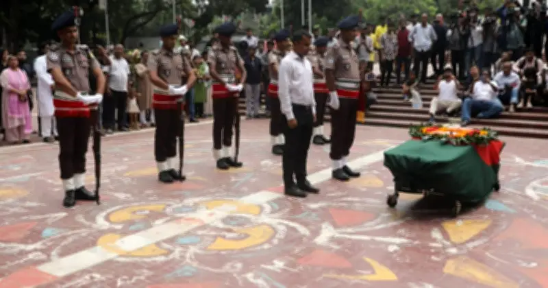 শিল্পী মুস্তাফা মনোয়ারকে শেষ শ্রদ্ধা জানাতে কেন্দ্রীয় শহীদ মিনারে সর্বস্তরের মানুষের ঢল
