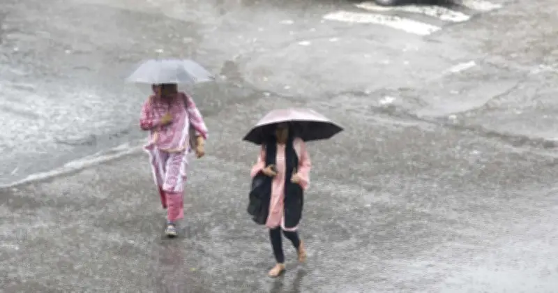 রাজধানীতে ভ্যাপসা গরমের পর বৃষ্টি, তাপমাত্রা কমেছে