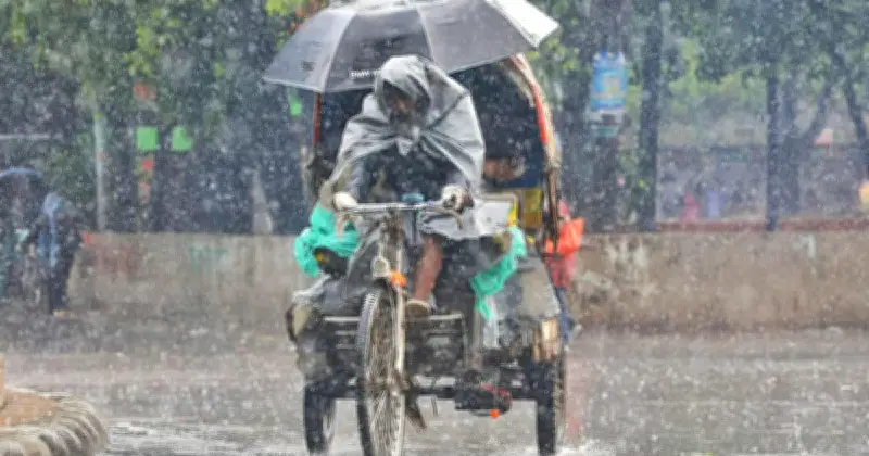 রাজধানীতে স্বস্তির বৃষ্টি, অফিস ছুটিতে ভোগান্তি