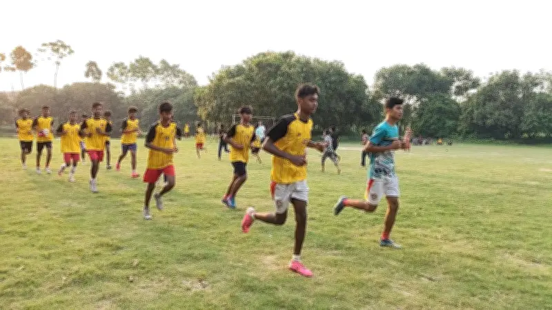 রাজশাহীর কাঁঠালপাড়ায় যুবসংঘের উদ্যোগে ইজারা নেওয়া মাঠে ফুটবলচর্চা