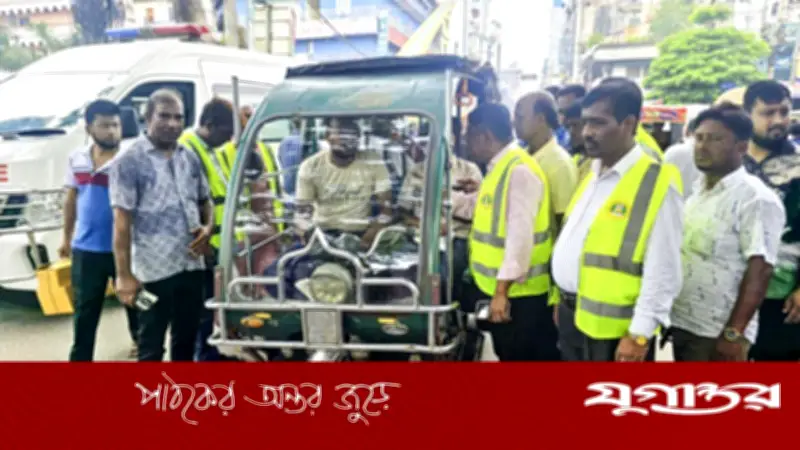 রাজশাহীতে অটো ভাড়া তদারকিতে মাঠে রাসিক কর্মীরা