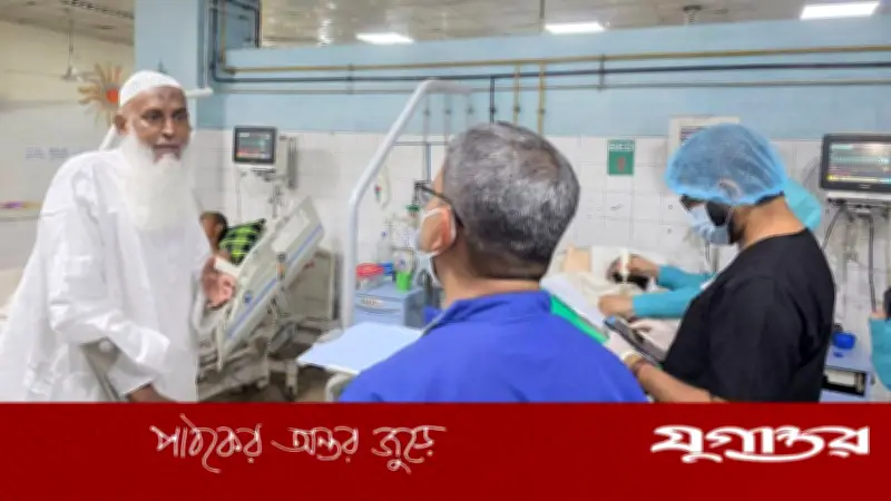 অসুস্থ ওমরাহযাত্রীকে দেখতে হাসপাতালে ধর্মমন্ত্রী