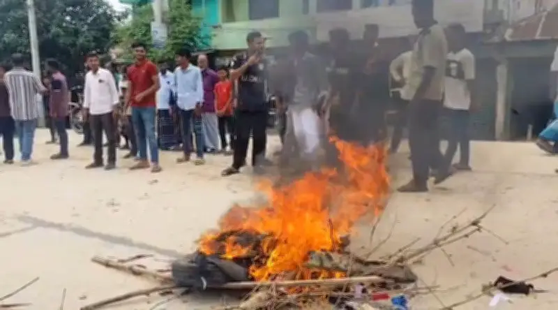 ফটিকছড়ি উত্তর উপজেলা সদর দপ্তরের দাবিতে সড়ক অবরোধ ও বিক্ষোভ