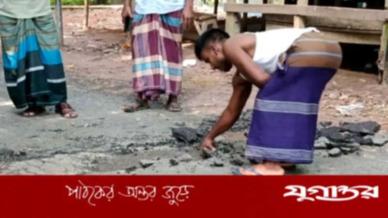 বরিশালে রাস্তার কার্পেটিং তিন দিনেই উঠে যাচ্ছে, অনিয়মের অভিযোগ
