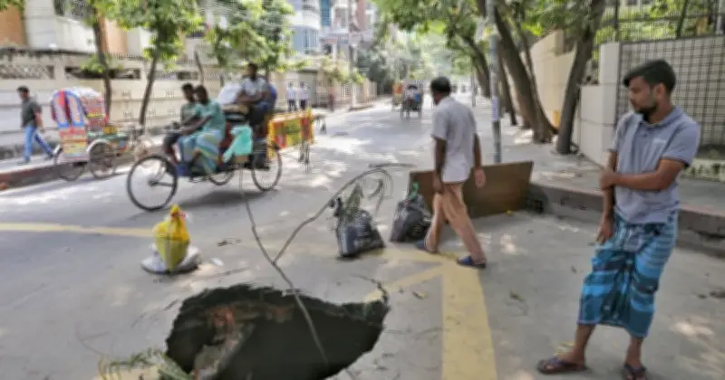 ঢাকায় রাস্তা ধস ও ভূমিধসে উদ্বেগ, বিশেষজ্ঞদের সতর্কতা