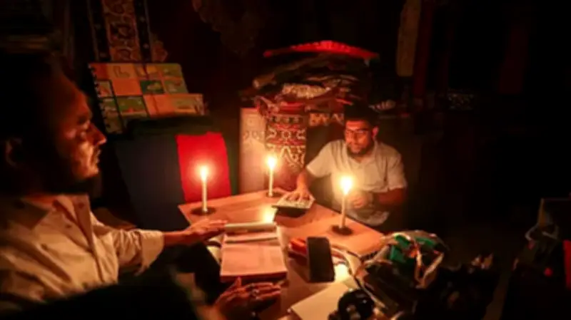 গ্রামে লোডশেডিংয়ের বাস্তবতা ও পল্লী বিদ্যুৎ কর্মীদের প্রতিবাদ