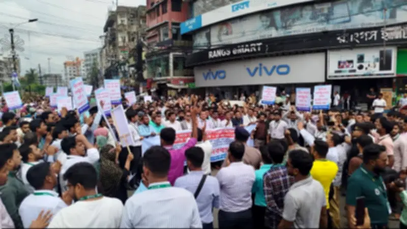 চাকরিচ্যুত ৫ ব্যাংকের কর্মীদের ১০ দফা দাবিতে চট্টগ্রামে মানববন্ধন