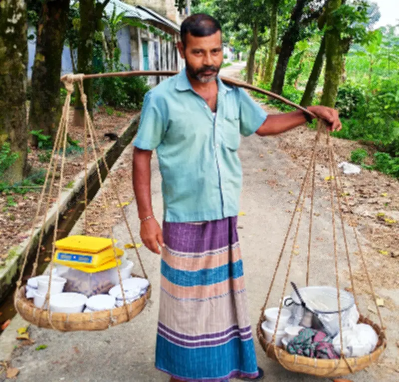 ৩০ বছর ধরে পায়ে হেঁটে গ্রামে গ্রামে মিষ্টি বিক্রি করছেন সমীর চন্দ্র ঘোষ