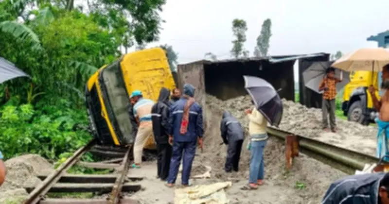 কুড়িগ্রামে বালুভর্তি ট্রাক উল্টে রেল যোগাযোগ বন্ধ, যাত্রীদের ভোগান্তি