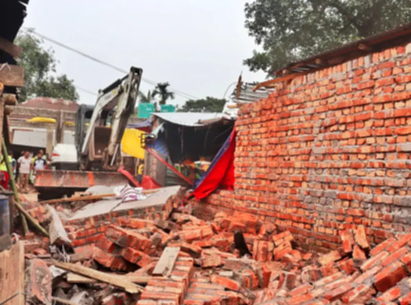 শেরপুরে বারদুয়ারী হাটে অবৈধ ৬ দোকানঘর উচ্ছেদ, গুঁড়িয়ে দিল উপজেলা প্রশাসন