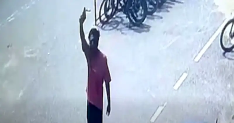 চট্টগ্রামে পোশাক কারখানার সামনে প্রকাশ্যে গুলি, সিসিটিভি ফুটেজ ভাইরাল