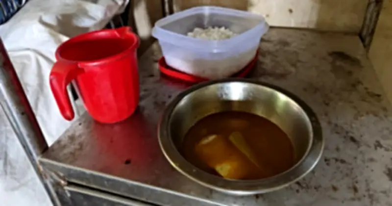 সিরাজগঞ্জে হাসপাতালে রোগীদের নিম্নমানের খাবার পরিবেশন