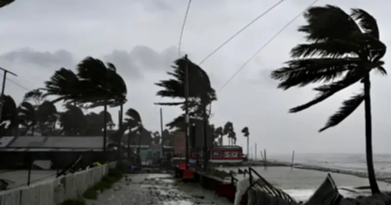 ছয় অঞ্চলে ঝোড়ো হাওয়ার সম্ভাবনা, নদীবন্দরে ১ নম্বর সতর্ক সংকেত