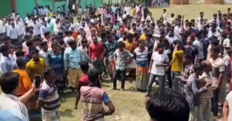 পাবনায় ছাত্রী শ্লীলতাহানির প্রতিবাদে বাড়িতে ভাঙচুর ও অগ্নিসংযোগ