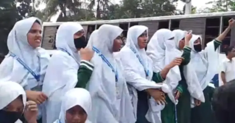 পাবনায় বেতন ফি বাড়ানোর প্রতিবাদে শিক্ষার্থীদের বিক্ষোভ, অধ্যক্ষকে ‘ভিখারি’ বলার অভিযোগ