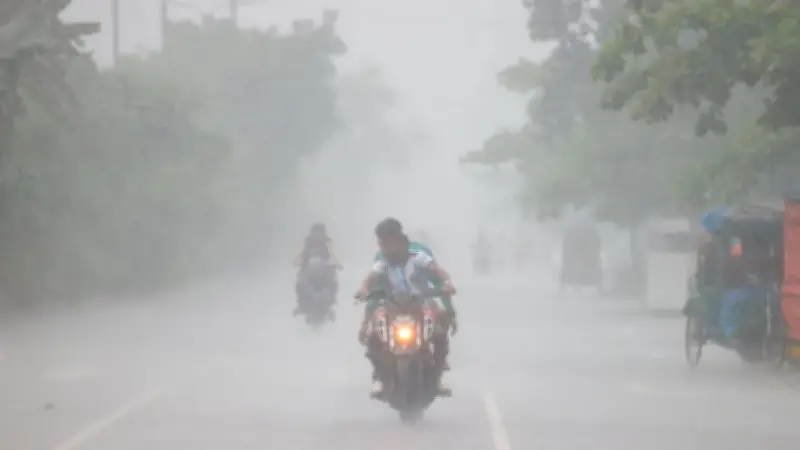 রাজধানীতে হঠাৎ বৃষ্টি, গরমে কিছুটা স্বস্তি
