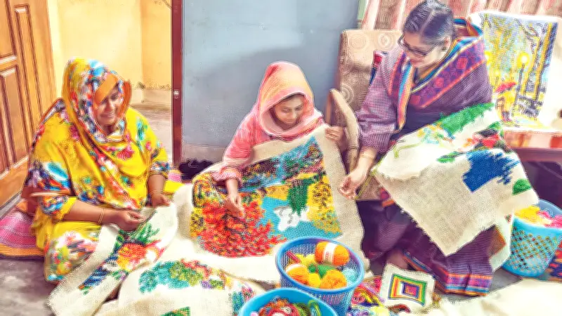 পাটের চটে সুই-সুতার ফোঁড়ে তানিয়ার শিল্প, গ্রামের নারীদের আয়ের পথ