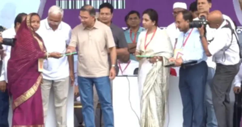 তৃতীয় ধাপে পরিবার কার্ড বিতরণ শুরু করলেন প্রধানমন্ত্রী তারিক রহমান