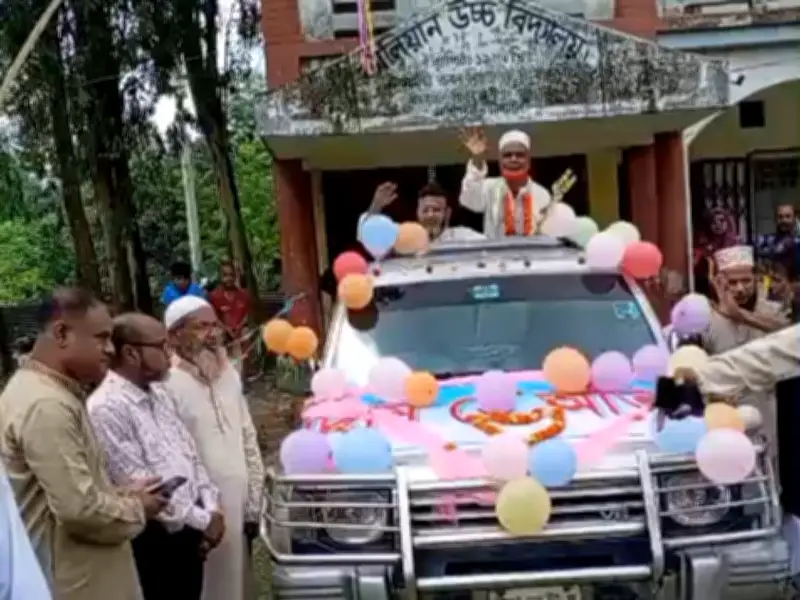 ৩৬ বছর পর ছাদখোলা জিপে বিদায় নিলেন শিক্ষক আব্দুল হালিম