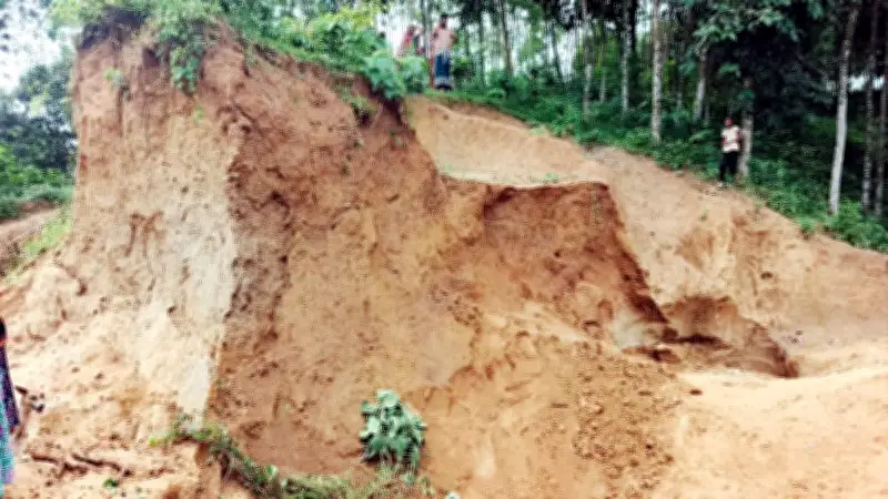 মীরসরাইয়ে পাহাড় কাটার সময় মাটি ধসে কিশোরের মৃত্যু