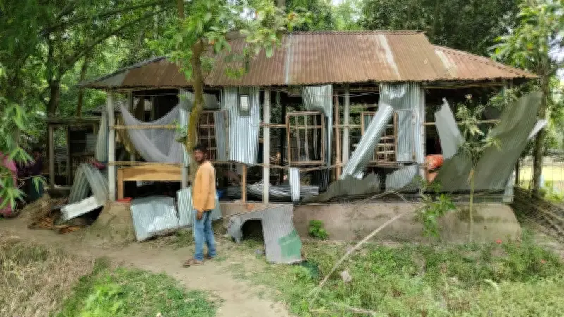 গাইবান্ধায় কিশোর খুনের অভিযোগে বিক্ষুব্ধ জনতার বাড়ি ভাঙচুর