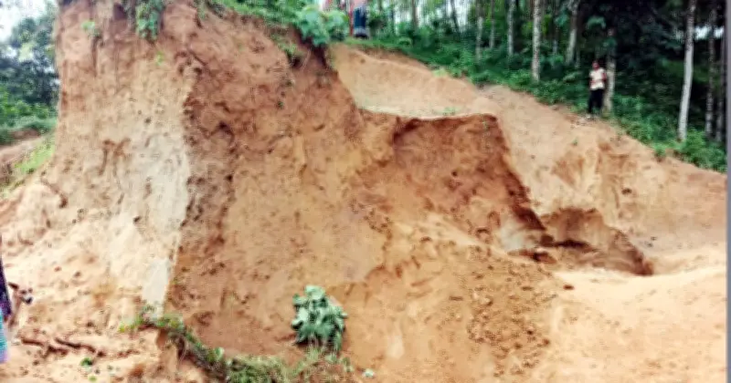 মীরসরাইয়ে পাহাড়ধসে কিশোর নিহত, আহত ১